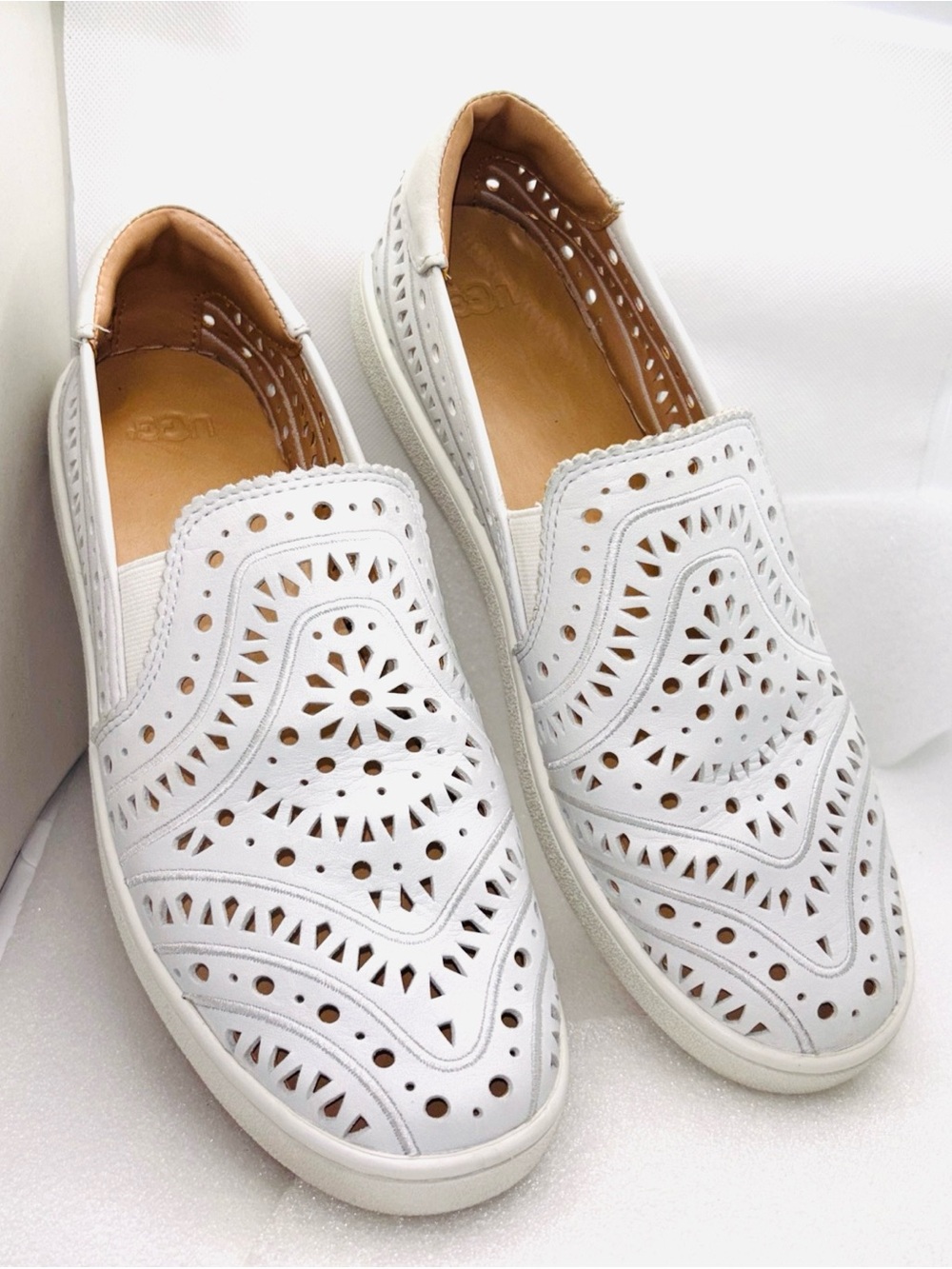 UGG Women’s White Laser Cut Slip On Shoe, Loafers Style # F27017K - Sz W10 - EUC